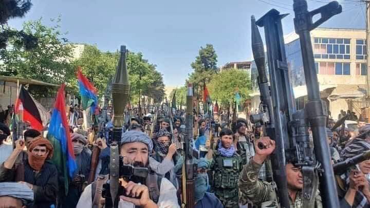 wisalsadiq's tweet photo. په دی وطن کی دپوښتنی څوک شته او کنه؟
دافغان په کور کی چی بی شاجوره تفنکچه ګیره شي ۵ کاله قید ورکوي، خو دهزاره ترکمن او ازبک قومونه په درنو وسلو سمبال دي او وخت ناوخت یی ننداری ته وړاندی کوي سره د بیګانه بیرغونو.
دی متعصبو قومونو ته یو بل ملا عمر پکار دی. https://t.co/q8tBvPlaxW
