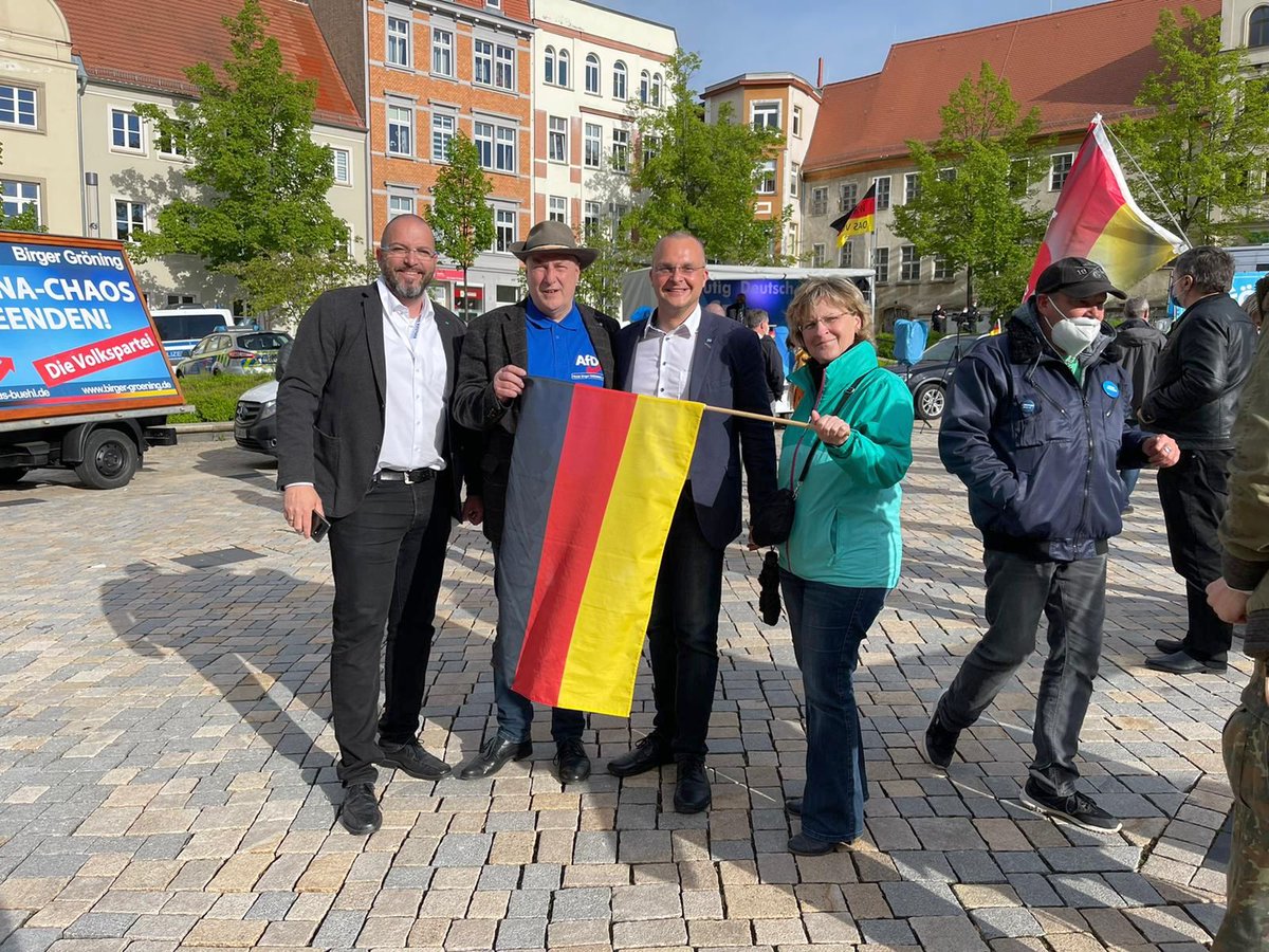 Auf dem Marktplatz in Zeitz haben wir gestern mit unserer Thüringer Mannschaft Direktkandidat Lothar Waehler und die AfD im Burgenlandkreis unterstützt. 

Liebe Sachsen-Anhaltiner, zur Landtagswahl am 6. Juni bitte mit beiden Stimmen AfD wählen - gemeinsam für unsere Heimat!
