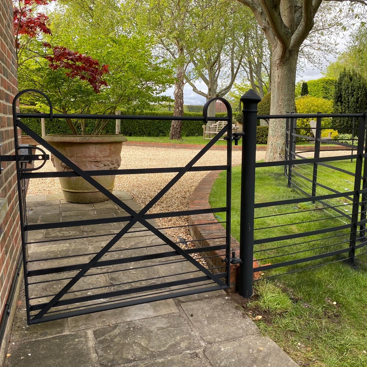 ttc_ironwork's tweet image. Our Diamond Gate features a classic design with the option of scrolls or shepherds crooks as top detailing. Our gates are handmade in our workshop using quality materials and manufactured to exacting standards.

#diamondgate
#metalgate
#gate
#fence
#estatefence
#thetraditionalco