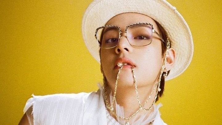 BTSVChartData's tweet photo. Taehyung’s 2nd Butter teaser photo has surpassed 6,000,000 likes in 2 days, 19 hours &amp; 21 minutes making it the fastest Instagram post by Korean Male Idol to achieve this! https://t.co/sfI1U6999Z