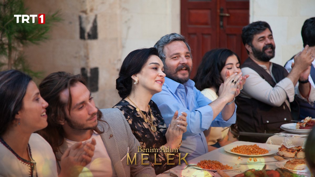 Tüm aile bir arada ❤️
#BenimAdımMelek final bölümüyle bu akşam 20.00’de #TRT1’de ✨
<a href="/trt1/">TRT 1</a> <a href="/usyapimtv/">Üs Yapım</a>