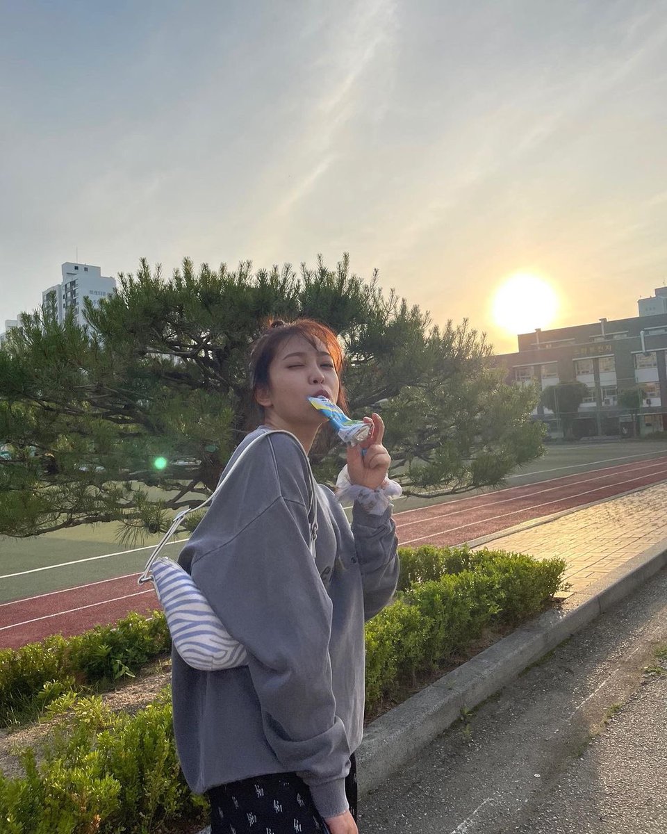 YERISE_TH's tweet photo. [IG] 210519 yerimiese update #YERI
นักเรียนโอฮารินที่วันนี้เลิกงานเร็วกำลังอารมณ์ดี
https://t.co/Xl6iX8AWlZ https://t.co/Ru966EYiJR