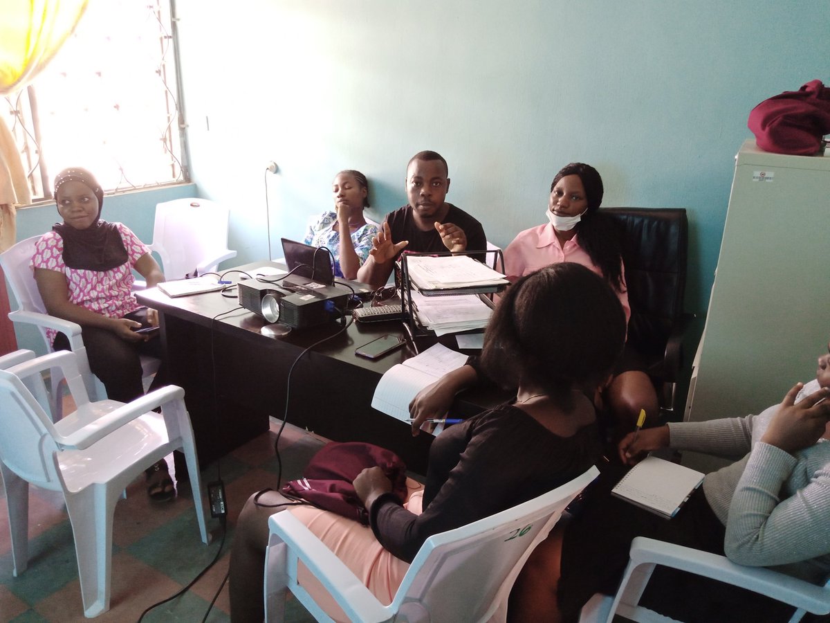 VARCENigeria's tweet photo. Learning is a process that involves core communication.
Our program officer, @Vincent_enike had a session  with the interns and volunteers on report writing.

...Building Great Minds.
@EduCannotWait  @unwomenNG @amplifyfund @EVA_Nigeria @UNFPANigeria https://t.co/PYdBlOm93E