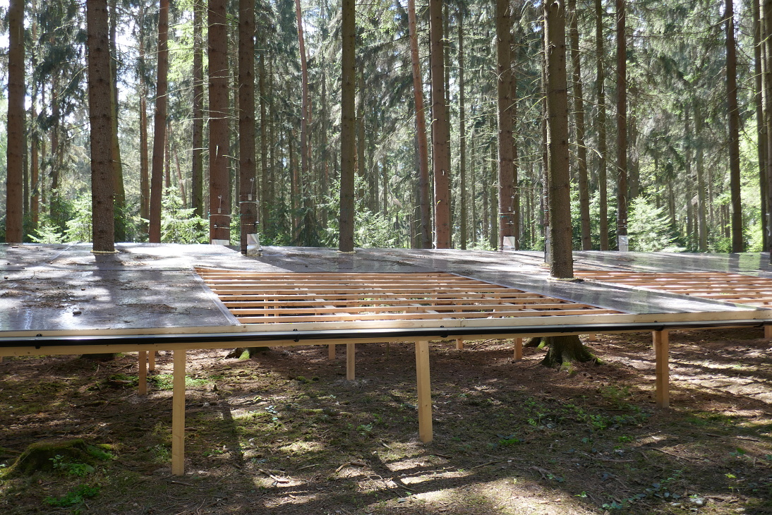 PROSÍME O RETWEET! Poškození ploch #EXTEMIT-K u Aldašína (mapy.cz/s/nobakebovo). Pokud jste mezi 15.5. 13:30 - 18.5. 9:40 zaznamenali pohyb automobilu, který převážel 10 desek střešní krytiny o rozměrech 2x5m, podejte prosím informaci na <a href="/PolicieCZ/">Policie ČR</a> oddělení Kostelec n. Č.l.