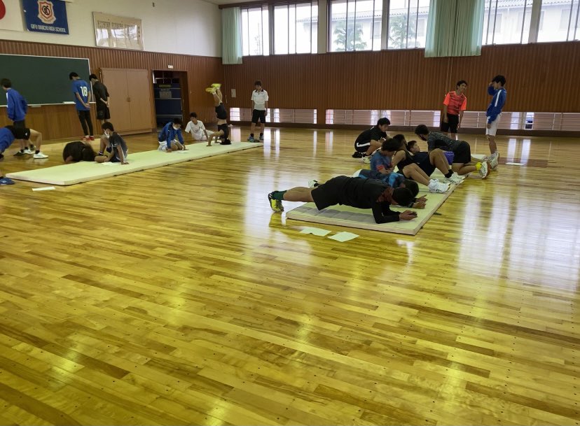 岐阜第一高校 サッカー部 公式 練習風景 今日の練習は室内でフィジカルトレーニングをしました 2人ペアで行い 各々ペアがしっかり出来ているかを確認しながら質の高い練習になりました トレーニング 室内 筋トレ 質 サッカー 岐阜第一 部活
