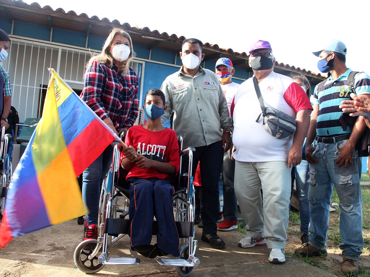 _LaAvanzadora's tweet photo. Junto al alcalde Carlos Requena, entregamos camas ginecológicas, tensiómetros, en los CPT III de los sectores I y II de Chaguaramas. 

Además de esto, favorecimos a más de 550 familias con la donación de dos bombas de agua de 20 y 30HP.

@NicolasMaduro 
@dcabellor https://t.co/ZWd6ExYPu4