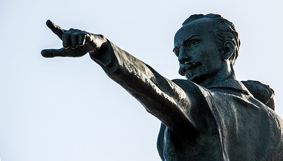 "...de impedir a tiempo con la independencia de Cuba que se extiendan por las Antillas los #EEUU🇺🇸 y caigan, con esa fuerza más, sobre nuestras tierras de América. "
#Martí independentista
#Marti antimperialista
#Martí latinoamericanista
#Martí cubano
#Cuba🇨🇺