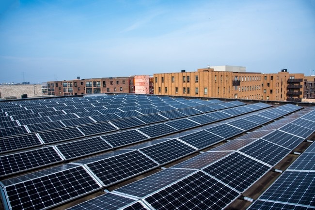 Een kwart van alle scholen in Nederland heeft zonnepanelen op het dak. ☀️🎓
In Amsterdam ligt dit percentage op 37%! ☀️📈
Scholen die net als het IJburgcollege ook zonne-energie op het dak van hun school willen, kunnen contact opnemen met: bit.ly/2T0Y7IG @Schooldakrev