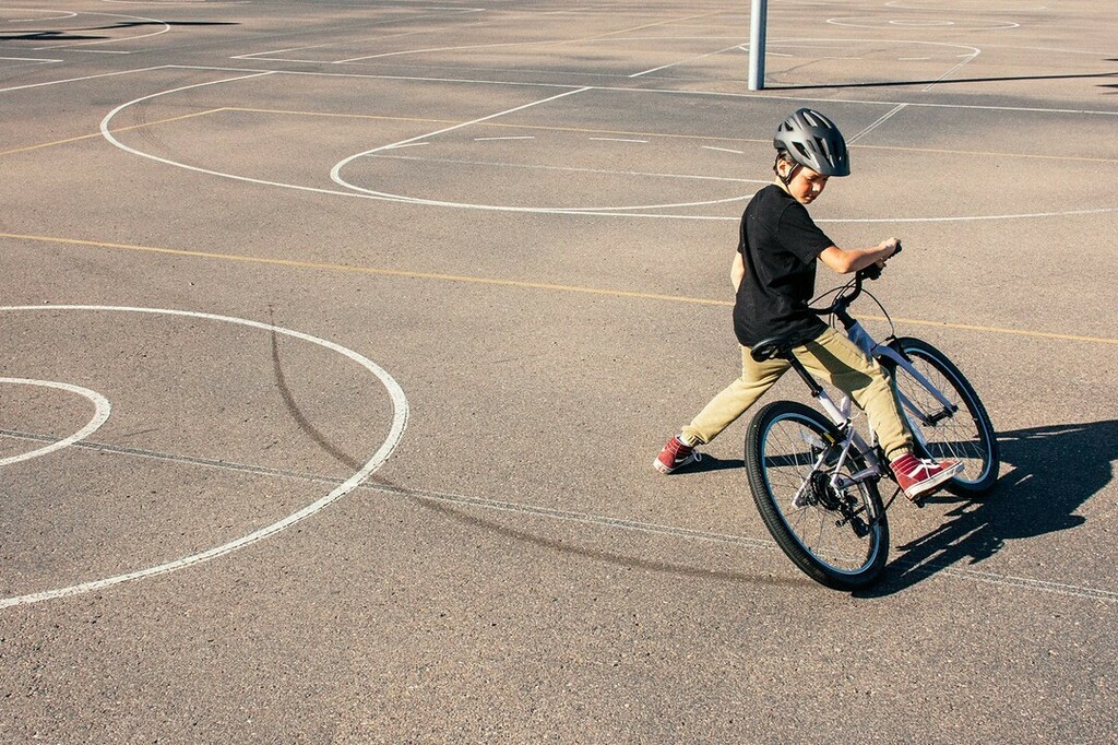 Big time sidewalk chalk upgrade.

With multiple points of adjustability at the cranks, seatpost, and handlebars, your kid gets #NewBikeDay multiple times over with Jett.

#specializedjett #morekidsonbikes #iamspecialized instagr.am/p/CPD3sE2Fqh0/