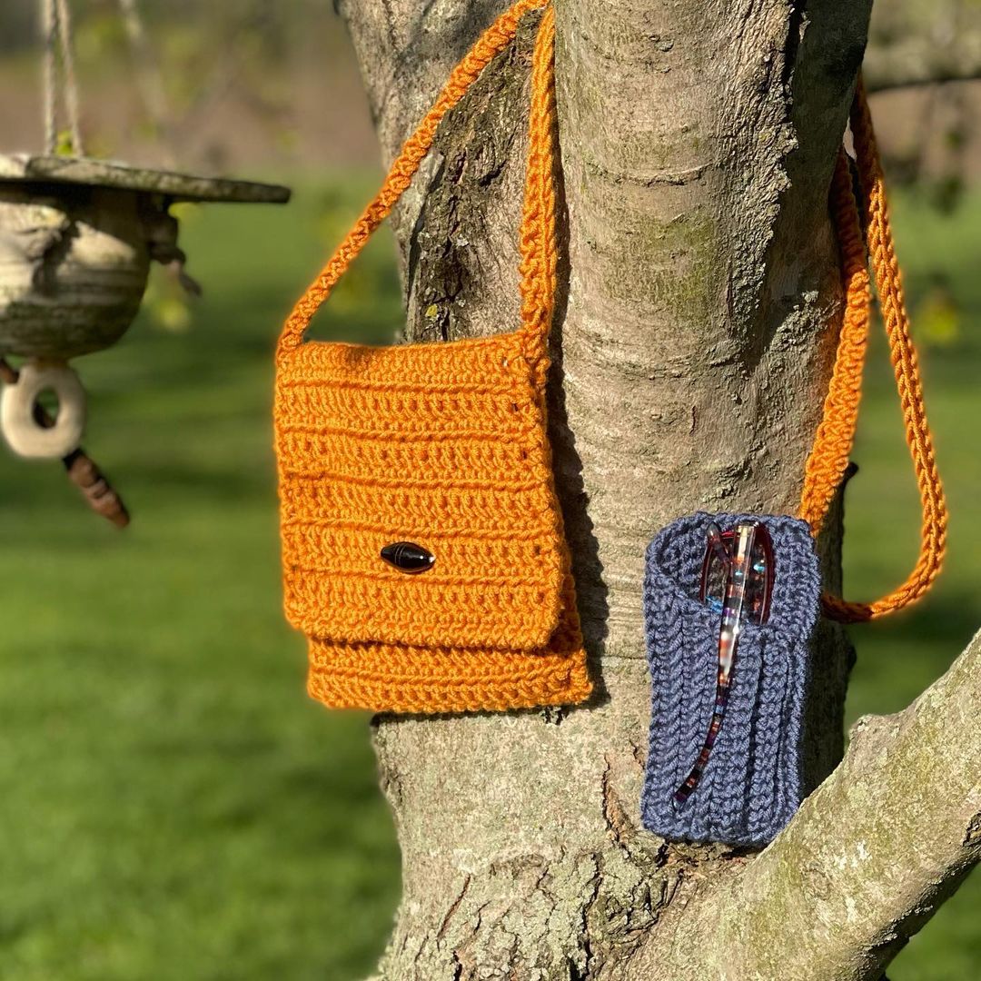 FREE PATTERN ALERT📣💕

Purse and sunglasses case patterns by @creatorspromise✨🌈

Go and follow them to support our crochet community!🙌

📷Credits: @creatorspromise 

instagram.com/p/COdxkb4D0ya/