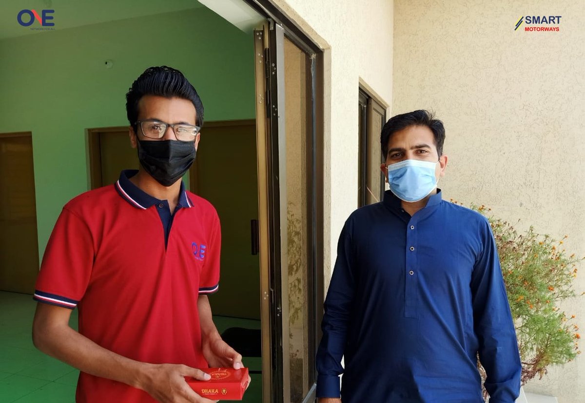 onenetworkpk's tweet photo. Our Field Staff including Mobile Repair Teams, Site Technicians, and Site Engineers at E-35 Expressway (Hazara Motorway) are receiving sweets for the occasion from One Network Management. #PakistaniMotorways #SmartMotorways #SmartMotorwaysPakistan #GoSmart #OneCountryOneTag https://t.co/Mf7HUICLdW