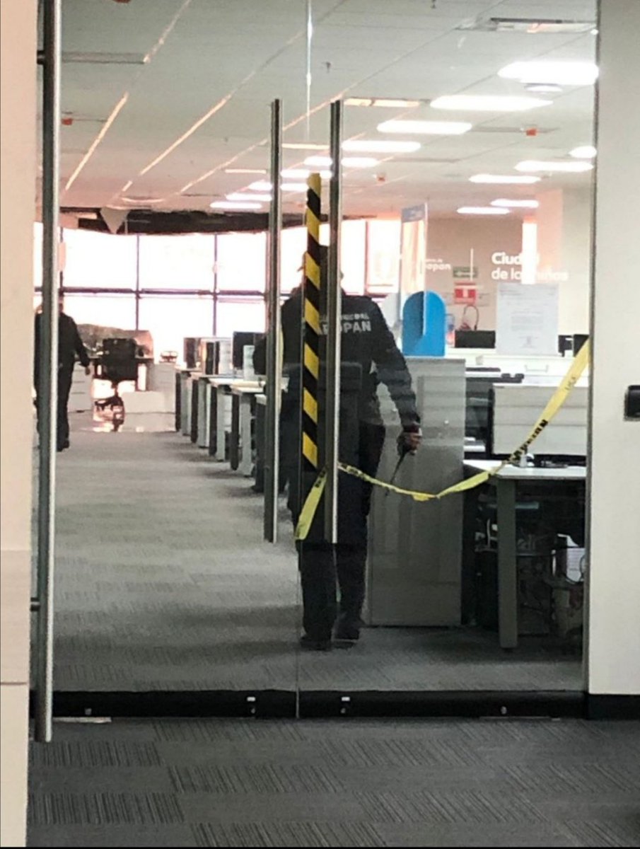 jcentresemana's tweet photo. #ULTIMAHORA Se cae el techo en Catastro de @ZapopanGob, en el flamante edificio que @PabloLemusN construyó en "La Curva" y en el que despilfarró millones de pesos.
Esta caída, ¿Será acaso premonición de lo que viene para el 6 de junio? https://t.co/0yOKuM5DJI