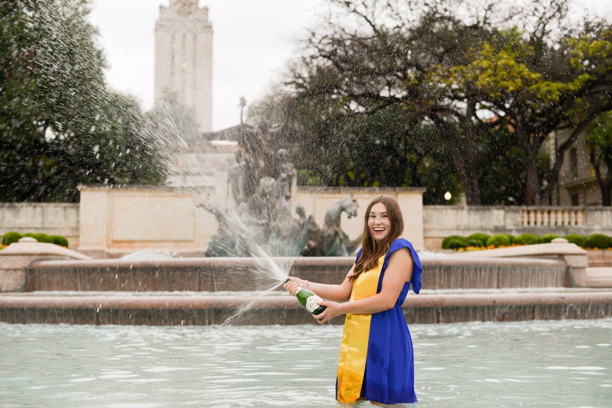 lexialou11's tweet image. I am first!🤘🏻 #UTFirstGenGrad #FirstGenLonghorns
