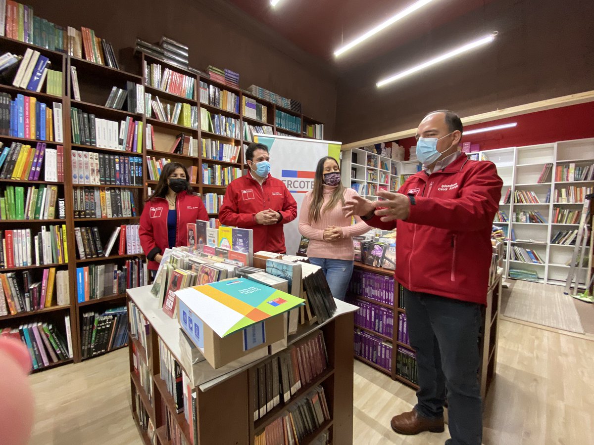 sercoteclosrios's tweet photo. ¿Ya postulaste al Reactívate Pyme? 🤔
Hoy estuvimos con Dominique, quien con su familia son dueños de la #LibreriaAlemanía en Valdivia.
Ellos fueron ganadores del #Reactivate900 y ahora postularán al #ReactivatePyme2021.
Tú puedes postular en 📲 https://t.co/akxswZvGlQ https://t.co/yFCwgcV8e0