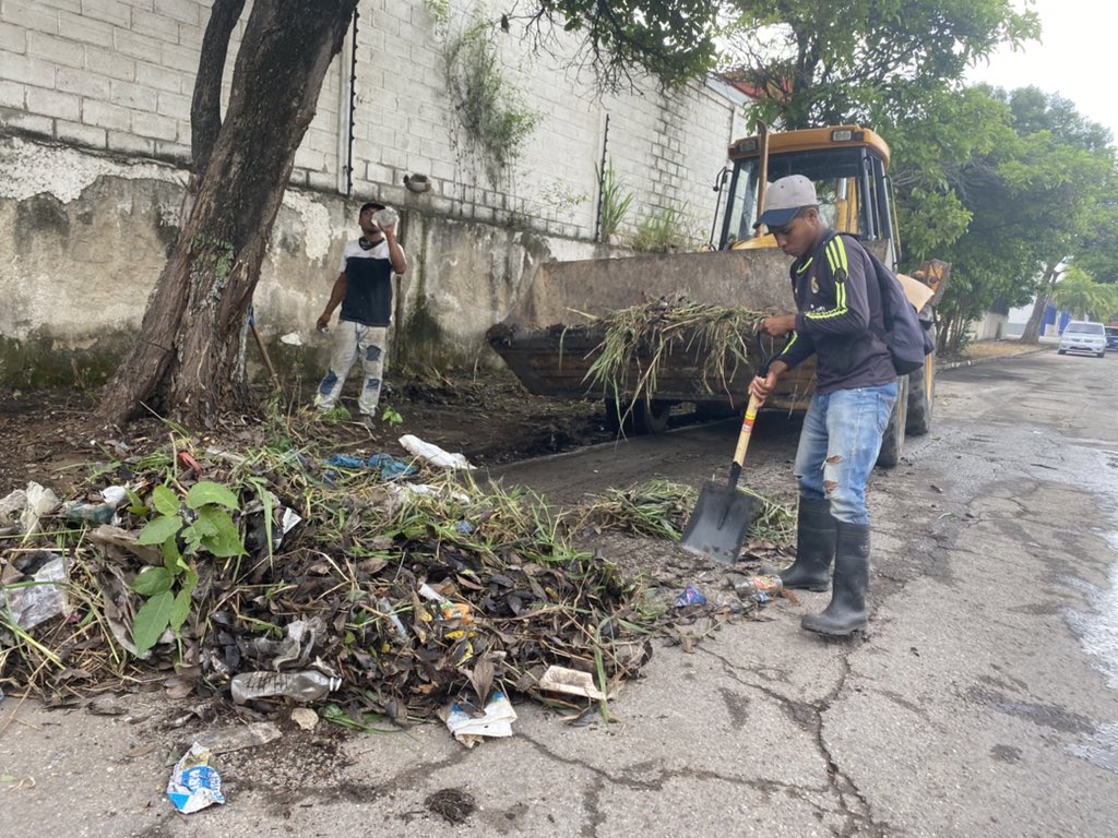 luiscarPSUV's tweet photo. #DignidadPatriotica desde temprano de hombres y mujeres en labores de limpieza, recolección de desechos, remoción de obstáculos y asfaltado de la vía de acceso a la Empresa Renovados Cauchos, compromiso de todos @NicolasMaduro @HectoRodriguez #GuarenasAñoCuatricentenario https://t.co/GmsY1NT7wI
