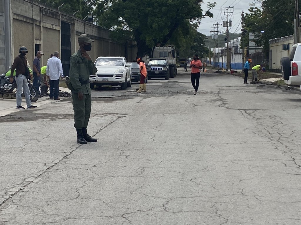 luiscarPSUV's tweet photo. #DignidadPatriotica desde temprano de hombres y mujeres en labores de limpieza, recolección de desechos, remoción de obstáculos y asfaltado de la vía de acceso a la Empresa Renovados Cauchos, compromiso de todos @NicolasMaduro @HectoRodriguez #GuarenasAñoCuatricentenario https://t.co/GmsY1NT7wI