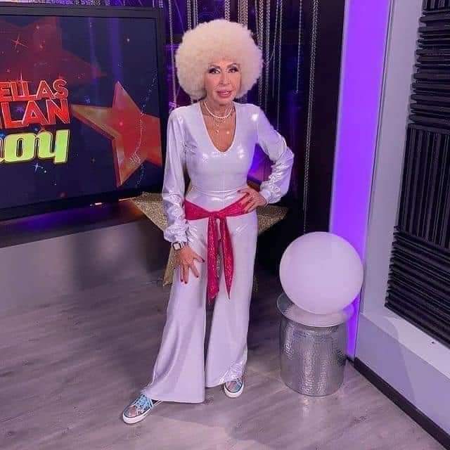 librapagee's tweet image. Suena Dancing Queen de Abba 
Yo: