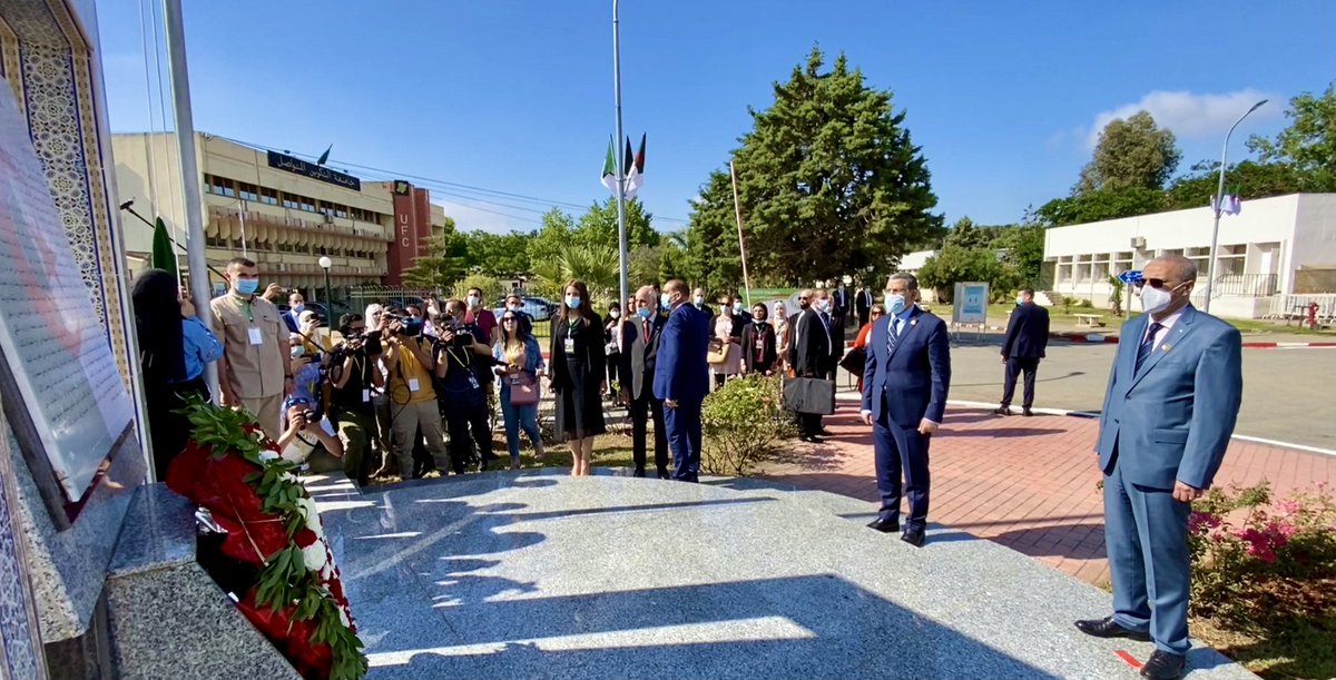 سررت بتجدد اللقاء مع زملائي الأساتذة وأعزائي الطلبة في ذكرى يوم الطالب.
في تاريخ الجزائر كان الطلبة يتصدرون قاطرة النضال والتغيير و اليوم بلادنا أمام رهانات تستدعي ديناميكية الطلبة لبناء جزائر جديدة، والتحدي يكمن في اكتساب العلم والابتكار لتكون الجزائر قوية بقدرات نخبها العلمية.