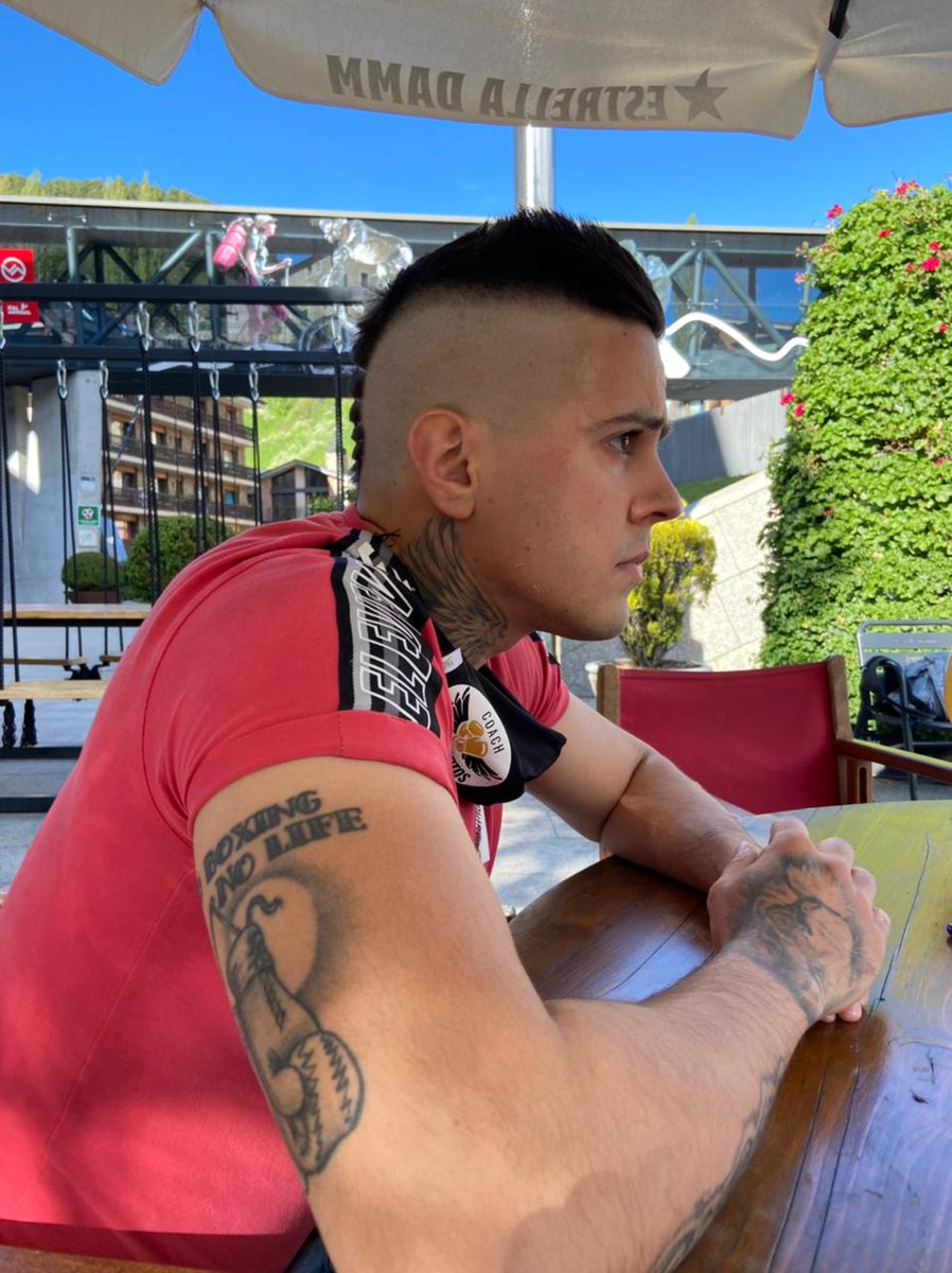 2000 fav ❤️ y me tiño la cabeza con los colores de Andorra para el día del combate.