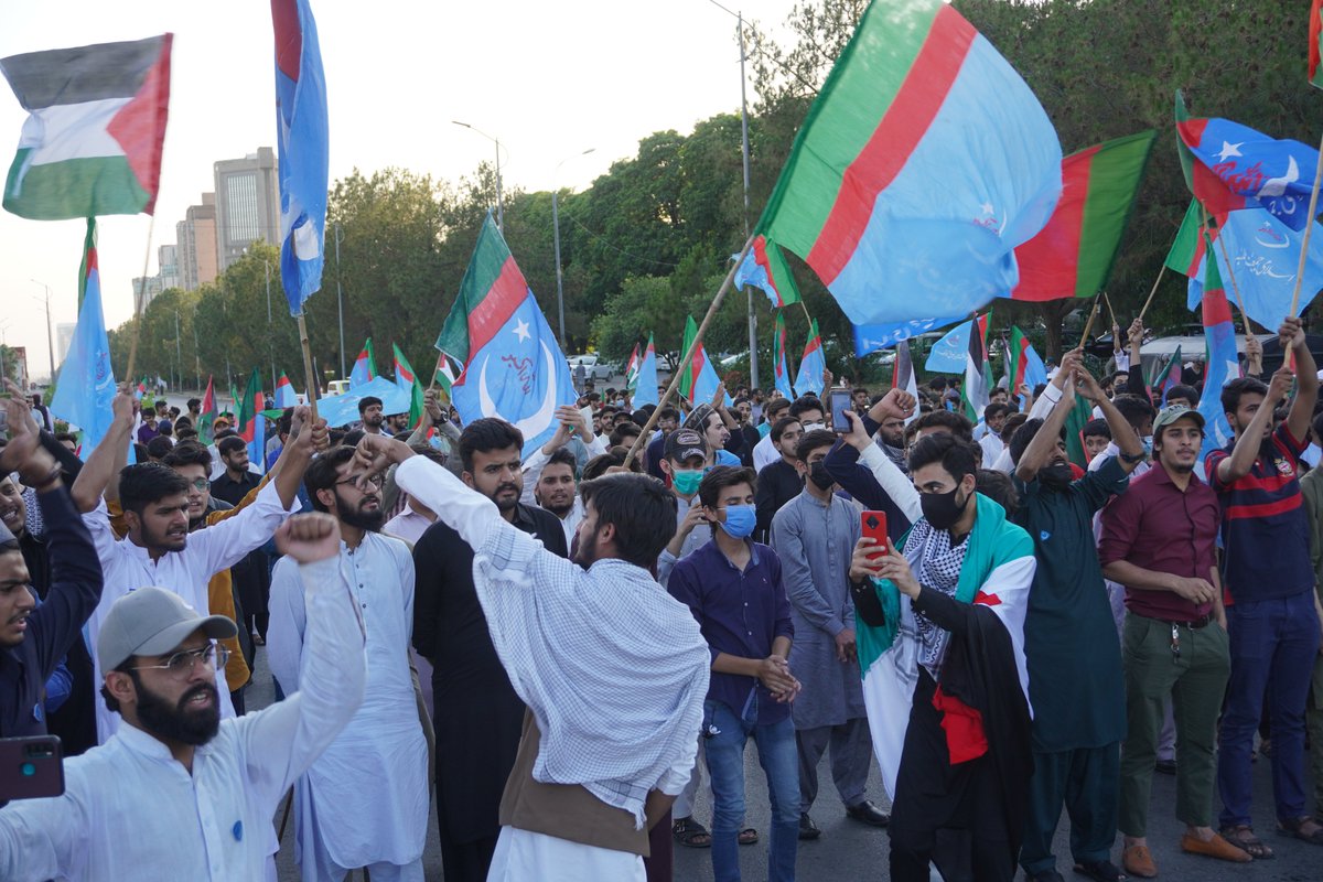 IJTPunjabNorth's tweet photo. Youth of Flag of Pakistan came today on roads of Capital Isb and expressed full solidarity with Flag of Palestinian Territories۔ 
@PresidentIJT  Bro. @hamzaMsiddiqui  Addressing to youth at Islamabad.
#YouthForPalestine https://t.co/wpQgTixyjv