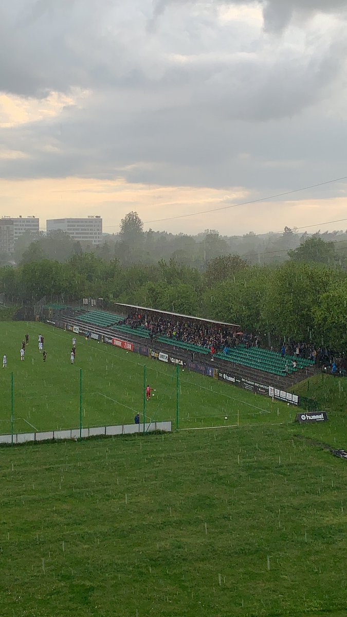 AdrianSalwach's tweet photo. 25% zapełnienia stadionu w obliczu deszczu ;) #ewinner #2liga https://t.co/dUs9BiCOMf