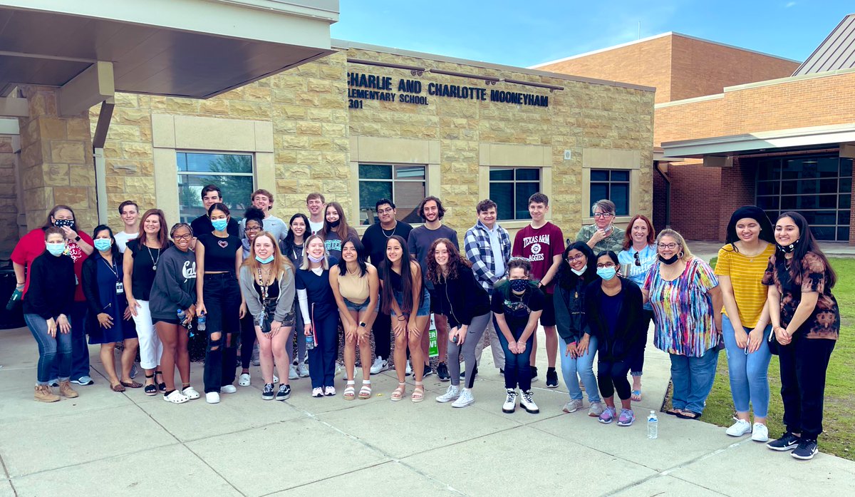 MooneyhamElem's tweet photo. Congratulations to all of the 2021 Senior Class! Today we honored the graduating HS Seniors who once attended our school with breakfast. It was a mini class reunion, filled with their former administrators, teachers, and staff! 🎓🥳🎓 https://t.co/yNswBaHBjg