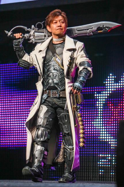 yoracrab's tweet image. i need ppl outside the FFXIV sphere to *really* understand that everytime a new expansion releases the producer director Yoshi-P comes on stage dressed up as one of the new classes, this is very important