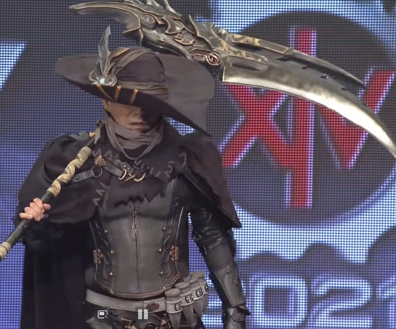 yoracrab's tweet image. i need ppl outside the FFXIV sphere to *really* understand that everytime a new expansion releases the producer director Yoshi-P comes on stage dressed up as one of the new classes, this is very important