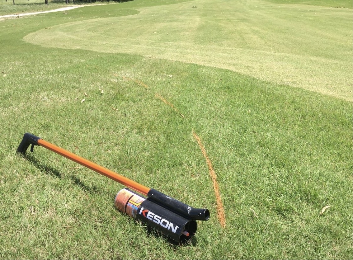 kesonllc's tweet image. Keson lightweight paint applicators feature a trigger just under the pistol grip. Engaging the trigger fires off a burst of upside-down spray paint precisely where it&apos;s needed. 

Another tool we have available to help you MAKE YOUR MARK #kesontools #paintapplicator #markingtools