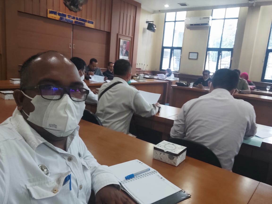 dpkppandeglang's tweet image. Sekretaris Dinas Pertanian Kabupaten Pandeglang @nasirdistan mengikuti Rapat di Ruang Badan Musyawarah #Bamus DPRD Pandeglang terkait Rancangan Peraturan Daerah #Raperda tentang Pembahasan Pokok-Pokok Pengelolaan Keuangan Daerah, Rabu 19 Mei 2021