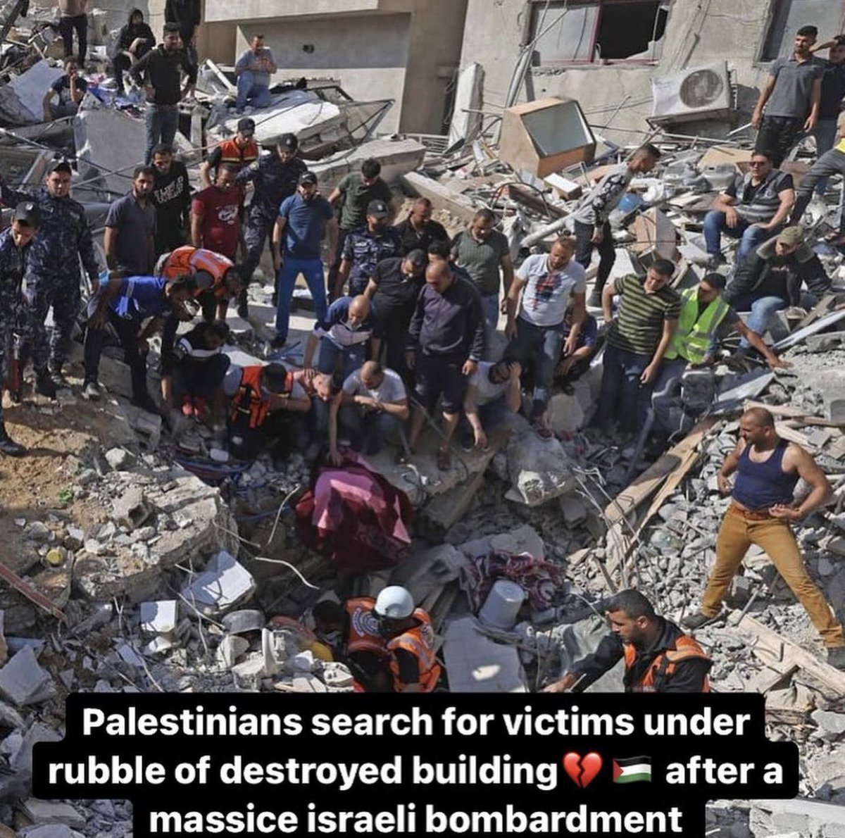QaqSawsan's tweet photo. This is what people in #gaza have to face every day, this is how they are dying!🇵🇸 where is the Justice! They have the right to live well!!! 💔🇵🇸 #GazaUnderAttak #Palestine #IsrealiTerrorist #IsrealExposed #IsrealCrimes #Netanyahu_is_lying #FreePalestine https://t.co/JvYCsDnJkz