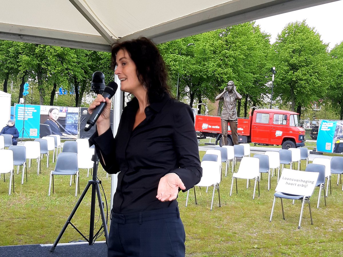 FNV's tweet photo. @HofferJudy opent zojuist de grote manifestatie op Malieveld, Den Haag  #steunpubliekesectornu Vanuit huis kijken online duizenden werknemers mee, zijn willen méer waardering,  hogere lonen en lagere werkdruk! Publieke sector is verwaarloosd. https://t.co/HNgND8OJ3b