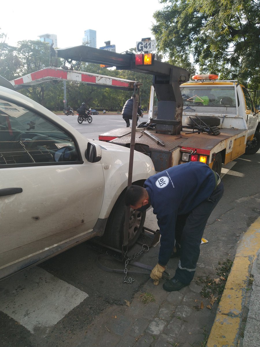 LauFreys's tweet photo. Al dueño de esta auto, se lo llevó la grúa de Lafinur y Libertador. Al subirlo lo chocaron contra la columna de alumbrado. Contactame que salimos de testigos. https://t.co/kjZAYJi7Ya
