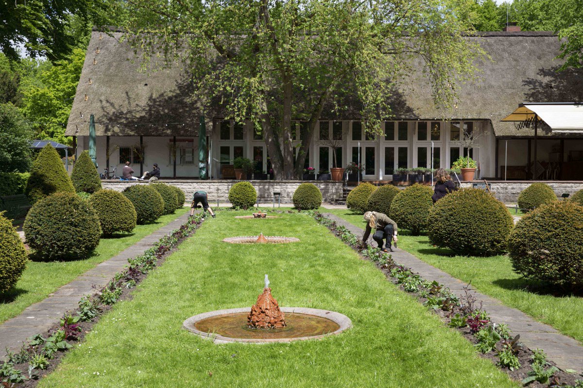 Mitarbeiter*innen des Grünflächenamtes haben heute das gute Wetter genutzt und die Beete im Englischen Garten im #Tiergarten neu bepflanzt. Die insgesamt sieben verschiedenen Sommerpflanzen werden in zwei bis drei Wochen in den englischen Farben und Weiß und Rot blühen.