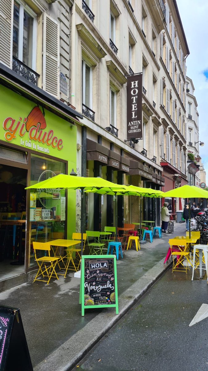 mariaaldrey's tweet image. El restaurante de mi hija Daniela en paris al fin le dejaron abrir y ponerlo así que dios me la cuide y que siga teniendo éxito