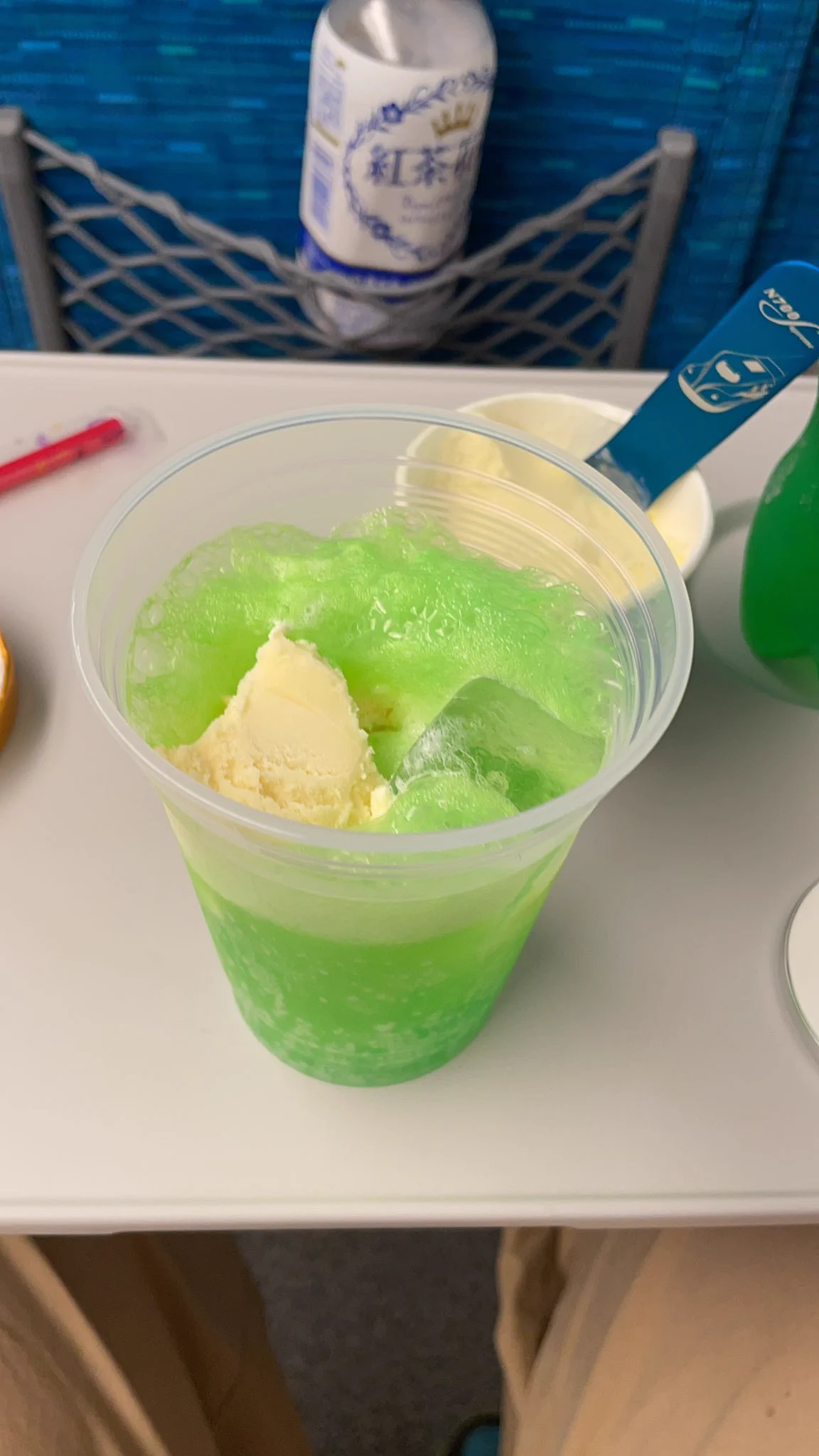 新幹線の凄く固いアイスを使って？クリームソーダ作成キッドが売られるようになるwww