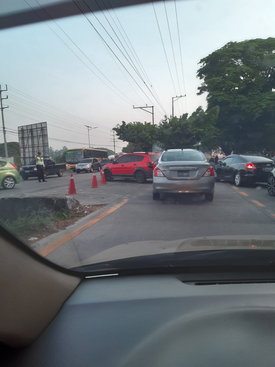 juank2012romero's tweet photo. @VMTElSalvador @alertux @ddovia  cerrar parcialmente el retorno de arboledas? Y fomentar dos carriles para hacer embudo siempre, 🤔 https://t.co/k67yoQQvSC