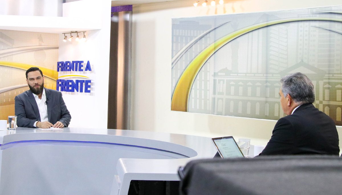 MarioDuranMedia's tweet photo. #EnVivo | El alcalde de San Salvador, @marioduran, participa en la primera parte de la entrevista de @Frentea_Frente. Puede sintonizarlo en vivo por los canales 2 y 4 o leer los comentarios más importantes en este hilo. https://t.co/C5i7Oc81Oy