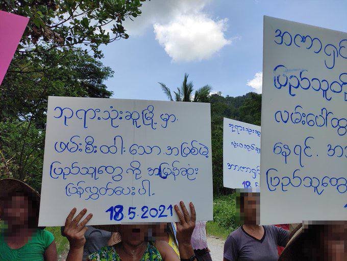 niokbaal's tweet photo. HpayarthoneSu Tsp’s residents staged an anti coup riot showing their defiance to junta massacre. #WhatsHappeningInMyanmar  #May19Coup  #RejectMilitaryCoup  https://t.co/GzKxIVu62H