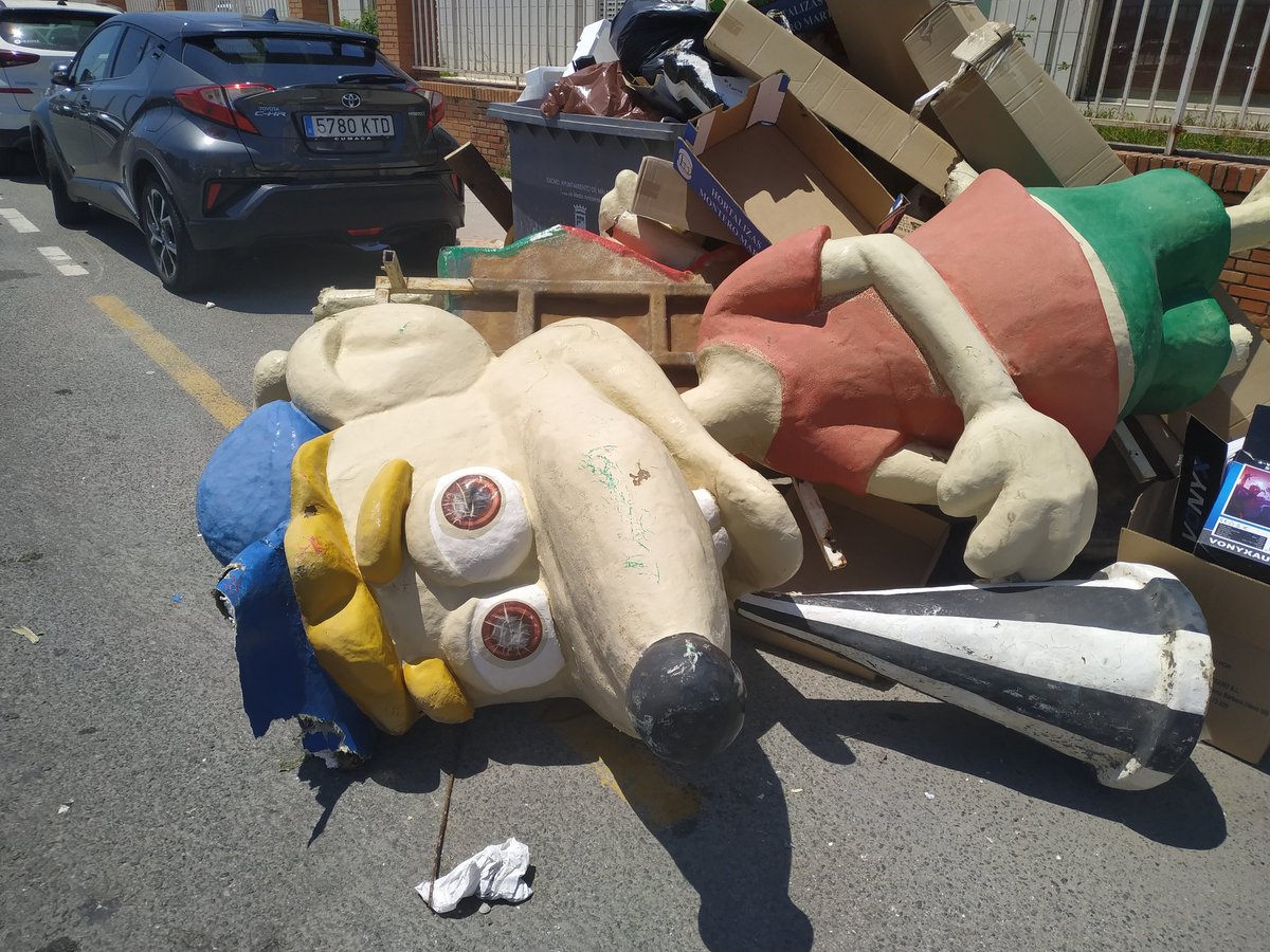 ailaikpoteirous's tweet photo. Arqueología contemporánea. La historia de miles de niños malagueños en la basura. https://t.co/GgkHl56Kem