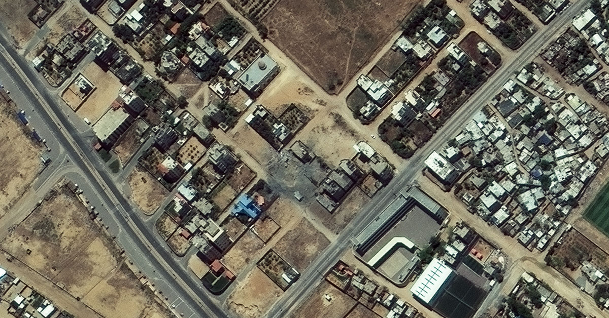 #VHR satellite imagery over #israelgazaconflict captured on 12/5 by <a href="/EUSPACEIMAGING/">EUSI</a> and compared with 
@Maxar imagery form 17/5 shows fresh damage.

3/3 #conflictmonitoring #earthobservation #Gaza
