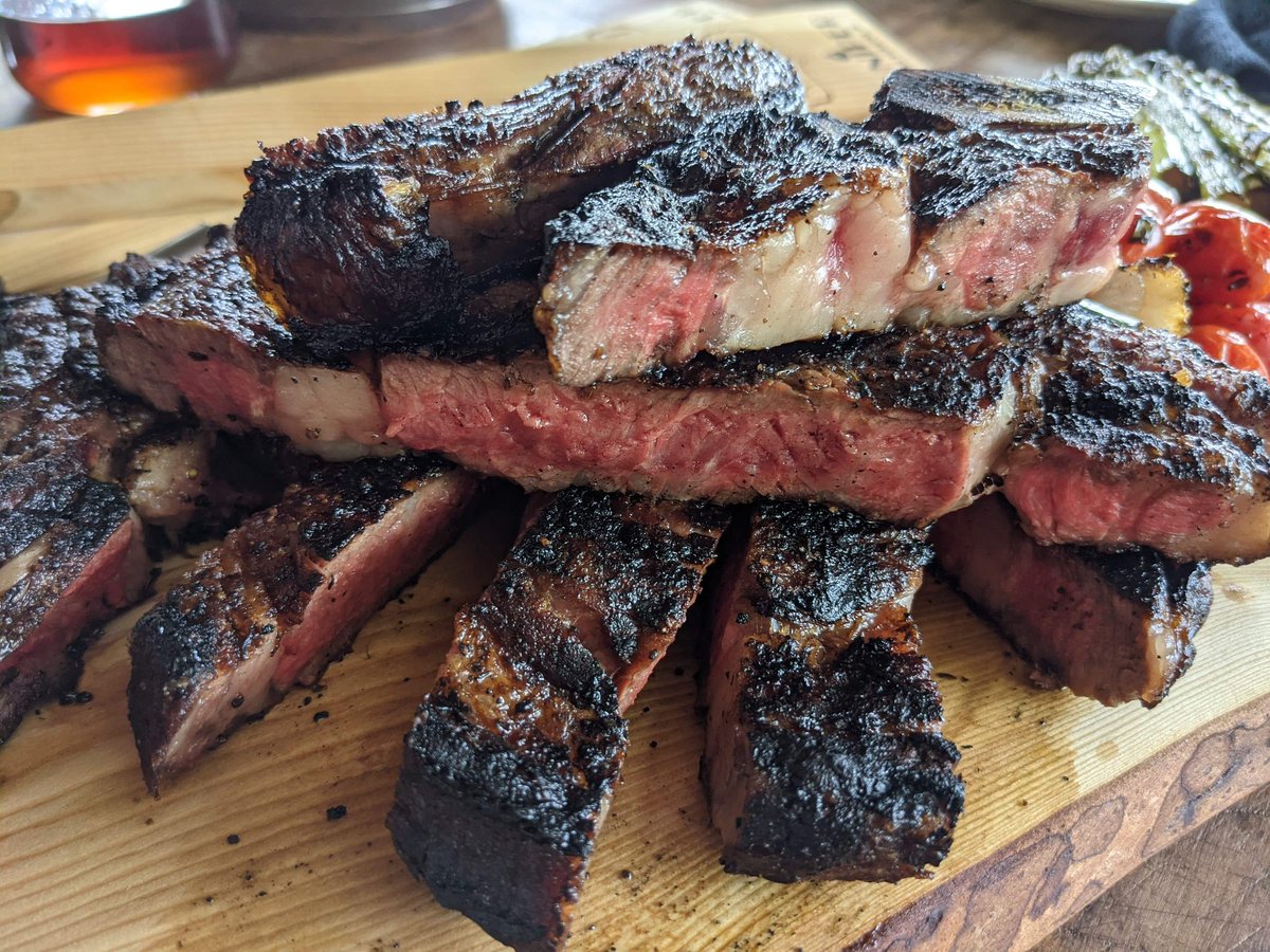 thebbqemporium's tweet photo. Perfectly seared steak and  marinated asparagus with @KiltedChefAlain

#bbqlife #bbqmonth #bbqsafety #juniperbbqscraper https://t.co/roIZyJMWl5