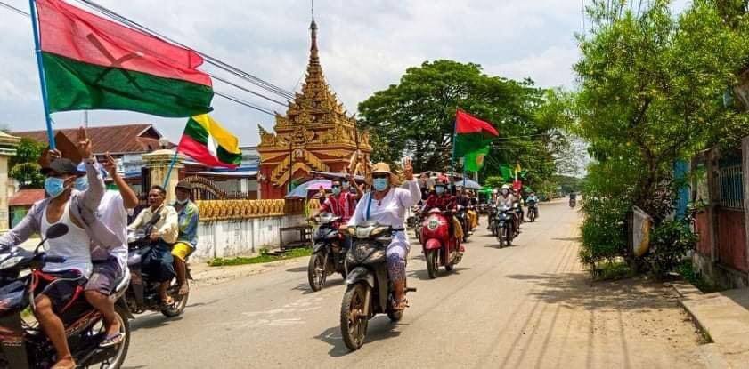 niokbaal's tweet photo. Locals in Mogaung staged motorcycle strike and chanted slogans against dictatorship in this afternoon marching the scorching sun. Obviously show that the wills of people are getting stronger day by day. #WhatsHappeningInMyanmar #May19Coup #MilkTeaAlliance https://t.co/m8pdEBOLfZ