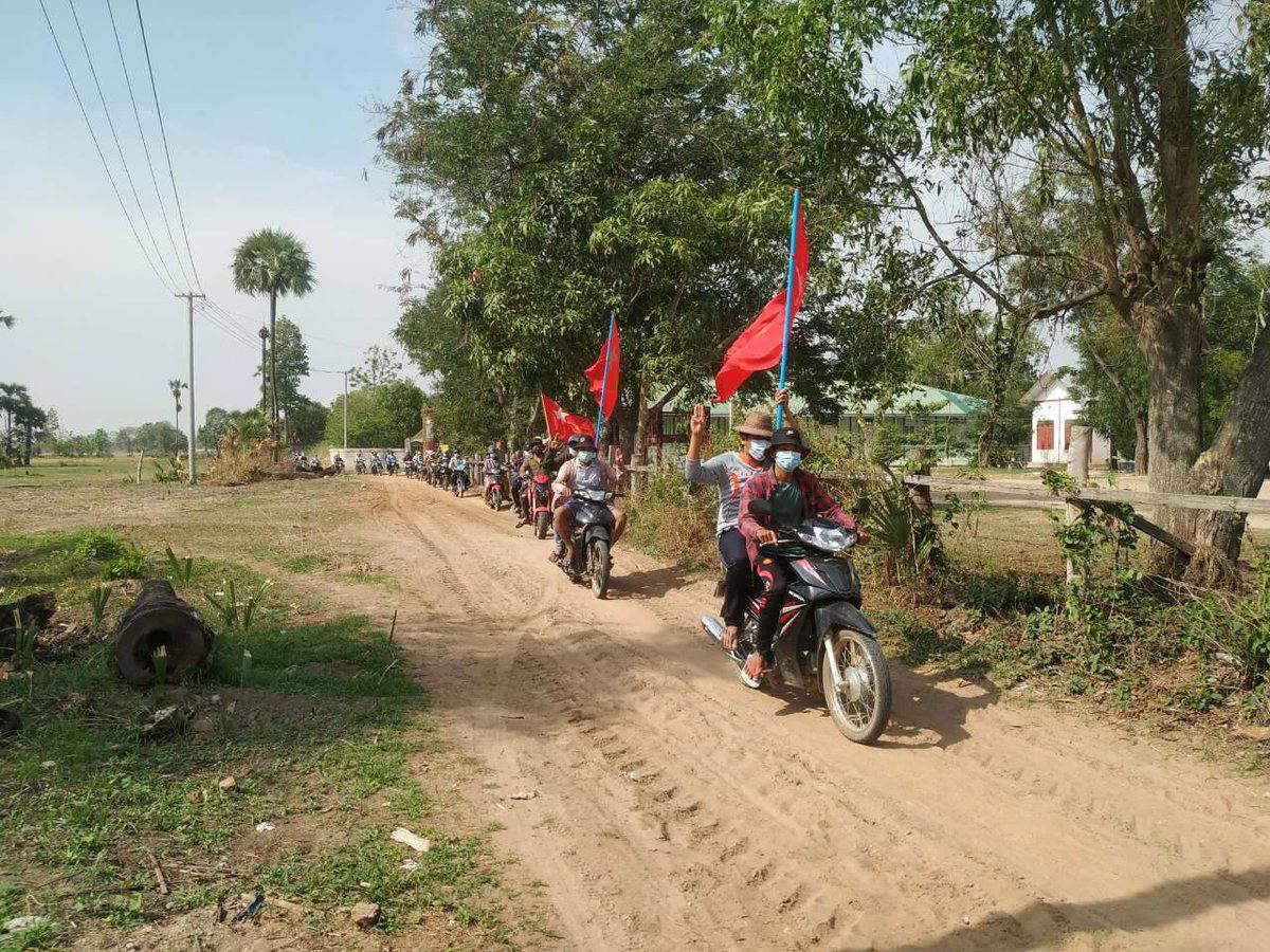 niokbaal's tweet photo. This morning, locals from Taze,Sagaing showed their opposition to Myanmar’s military junta in various ways. Holding a motorcycle rally and vowing not to go to school while the coup regime is in power during strike. #WhatsHappeningInMyanmar #May19Coup  https://t.co/vs8jaWww85