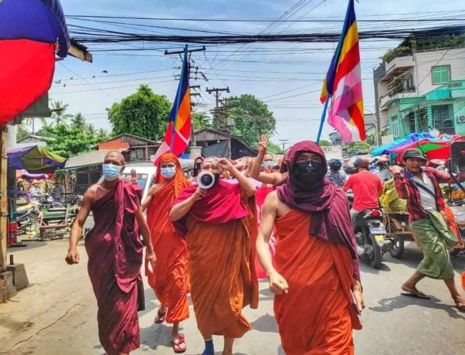 niokbaal's tweet photo. Mandalay Sangha Union peacefully marched to protest against the military dictatorship despite the obstacles.  #May19Coup #WhatsHappeningInMyanmar https://t.co/oiN9A3bbdI