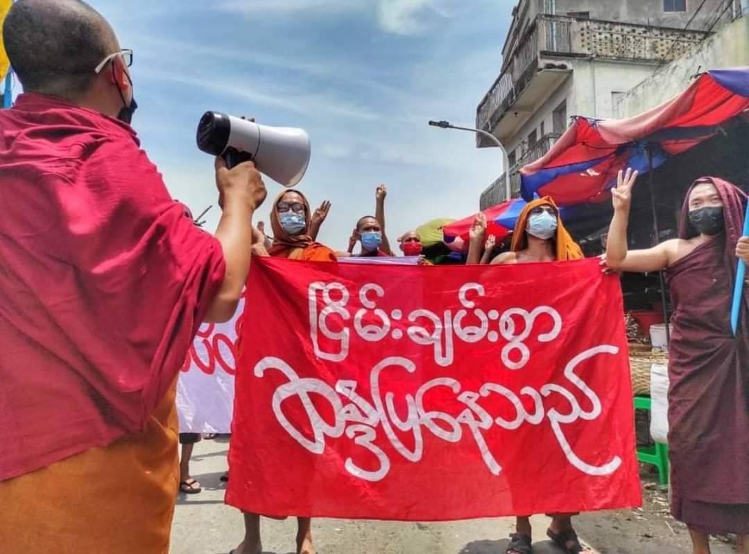 niokbaal's tweet photo. Mandalay Sangha Union peacefully marched to protest against the military dictatorship despite the obstacles.  #May19Coup #WhatsHappeningInMyanmar https://t.co/oiN9A3bbdI