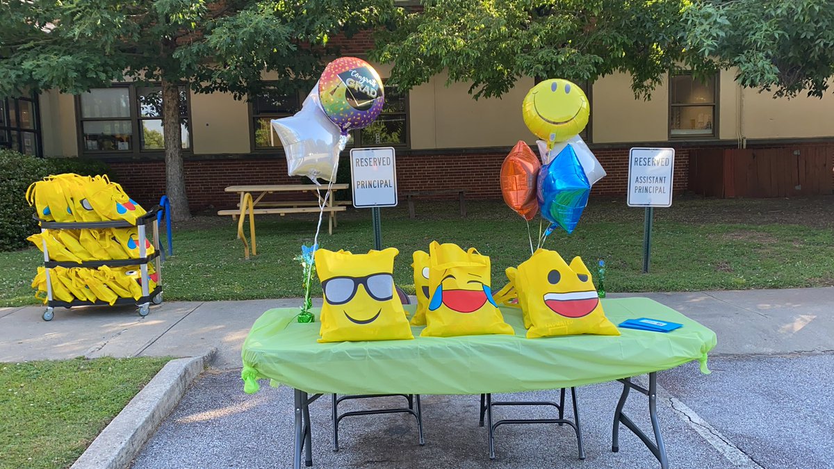 OrtegaSlaterES's tweet image. Enjoying kindergarten graduation! #slaterwhereitsgreater #slaterkindergartengraduation