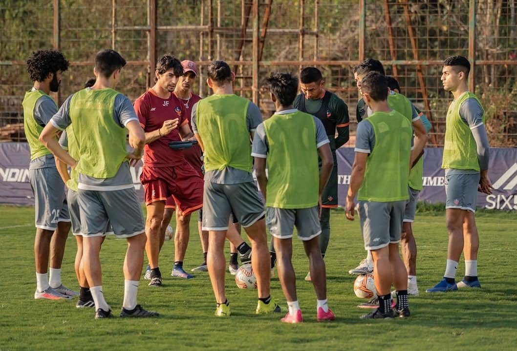 Happy to know 5 gaurs got a spot in the @IndianFootball - Congrats @dhee_singh01, @GlanMartins, @adilahmedkhan08,  @BrandonFern10  and Ishan. Take the most of it, I am sure you will do great 💪#WellDeserved #IndianFootball #ProudCoach #FCGoa