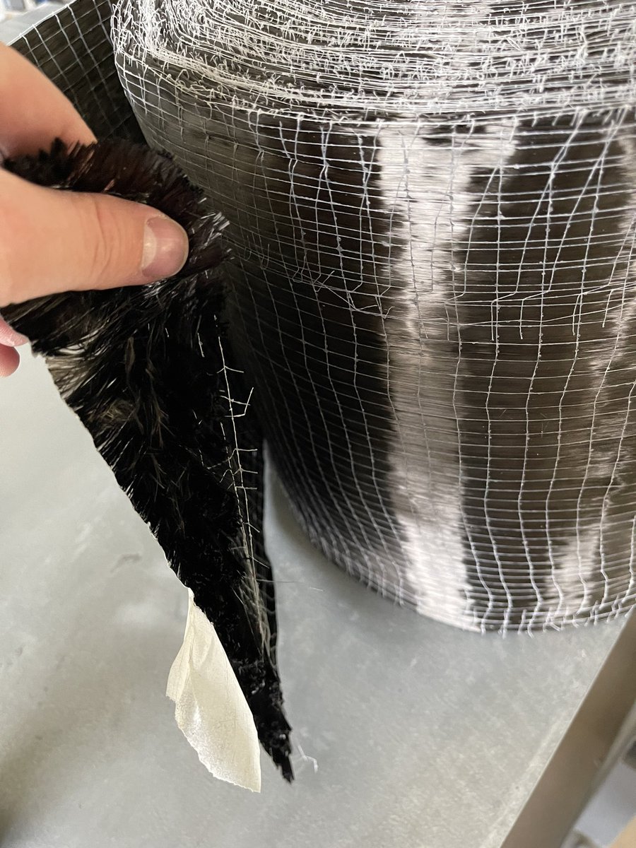 Visite d’un atelier de fabrication de pale d’éolienne avec de la fibre de verre .. et de la fibre de carbone ! .. en France !! Le savoir-faire qui se perd c’est une industrie qui meurt. Pas mal de choses à faire et surtout innover ..