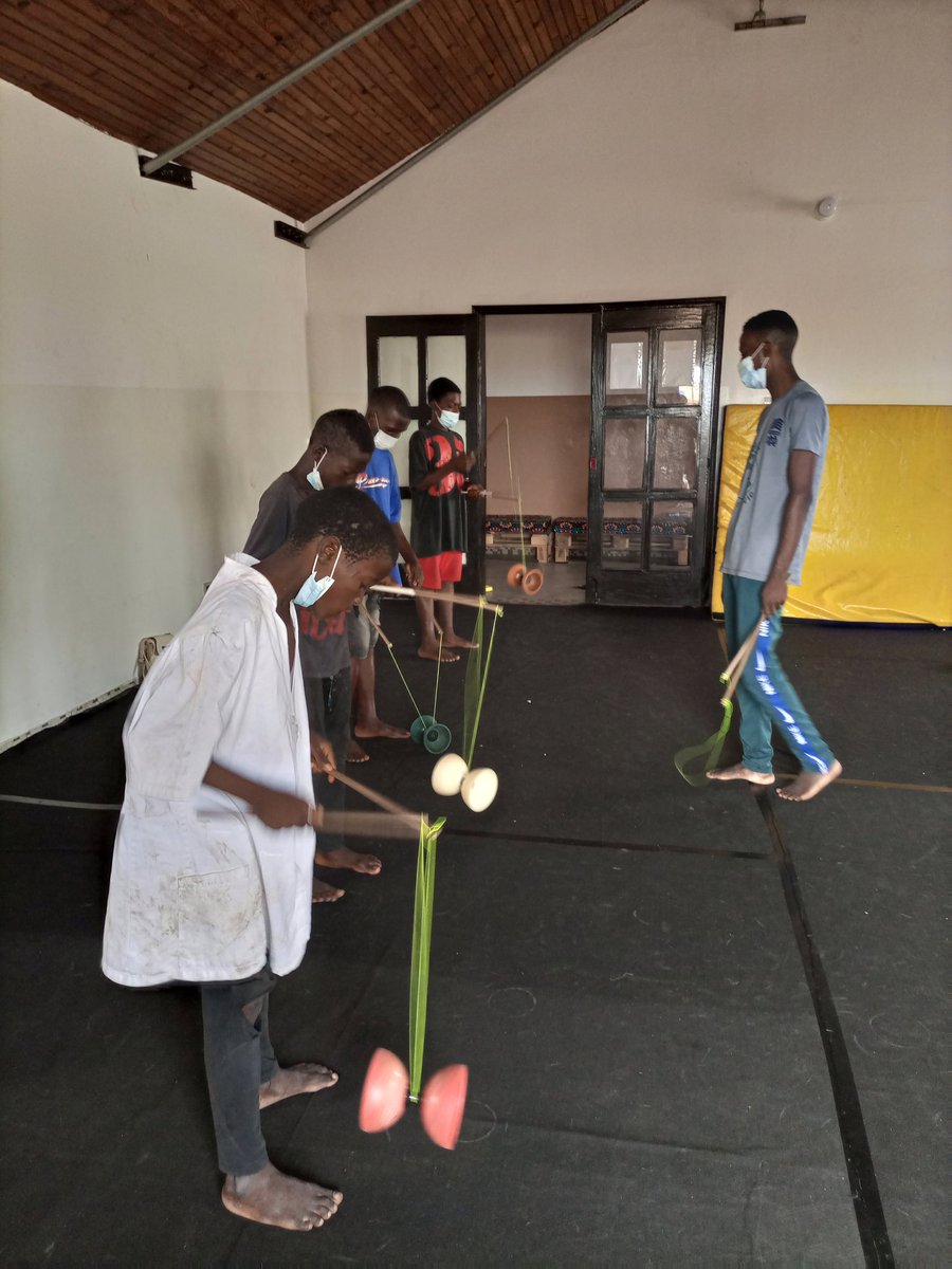 Les enfants de la rue aux arts de Cirque. Cette séance a permis aux enfants de goûter à l'exercice de jonglage et au diabolo.
<a href="/japfbenin/">JA/SR/PF/BÉNIN</a> <a href="/ab_benin/">Blogueurs du Bénin</a> <a href="/PlanIntlBenin/">Plan International Bénin</a> <a href="/gouvbenin/">Gouvernement du Bénin 🇧🇯</a> <a href="/AIESECAlumniMEA/">AIESEC ALUMNI MEA</a> <a href="/WKouelo/">wilfried Kouelo</a> <a href="/amnestybenin/">Amnesty International Bénin</a> <a href="/UNICEF_Benin/">UNICEF Benin</a> <a href="/unfpa_benin/">UNFPA Bénin CO</a> <a href="/Educo_ONG/">Educo</a>